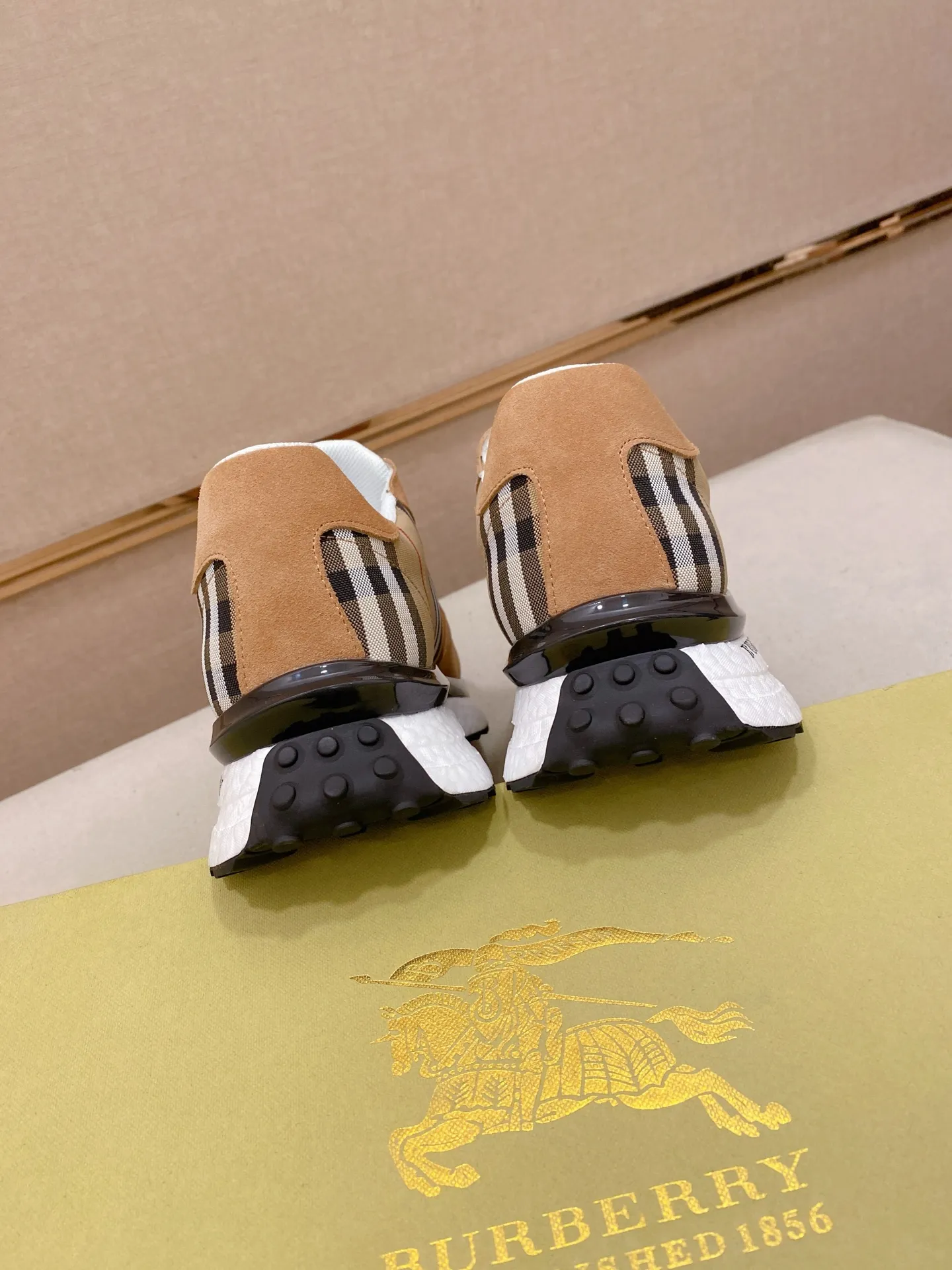 Men's clothing and shoes💰:442💰🇮🇹🇮🇹Synchronized with BURBERRY's top purchasing agents🔍🔍. First-layer cowhide and fabric imported from Italy. Fully imported mesh lining, sole: original sole provided by the original factory, exclusive movable molded sole, super comfortable, original factory follow-up goods, 🔍🔍high quality, can be entered and exited at will, welcome to compare code number 38-44 (45 is custom-made and cannot be returned or exchanged)